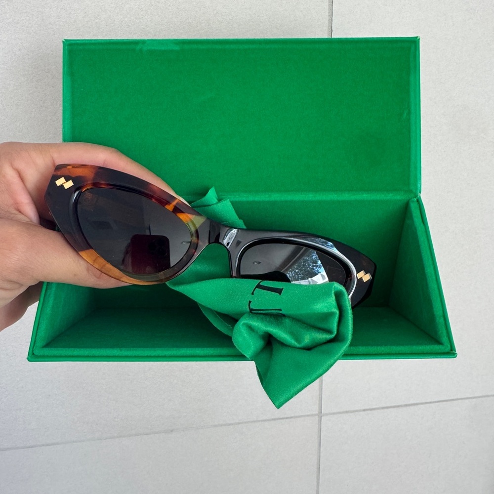 Bottega Veneta Black and Brown Sunglasses Cat eye Ribbon